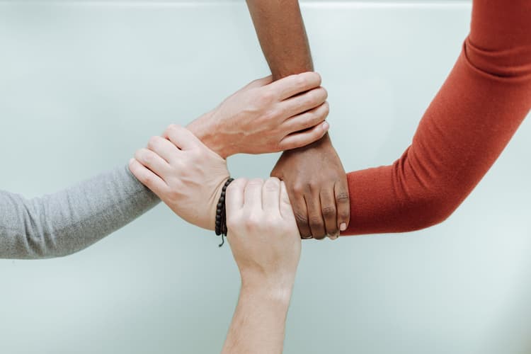 Welke factoren vergroten het risico op psychosociale risico’s op de werkvloer?